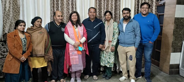 दिल्ली से भाजपा प्रत्याशी श्वेता सैनी के मायके पहुंचने पर स्वागत आशीर्वाद देने वालों का लगा तांता